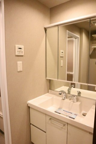 ロイヤルガーデン徳島駅西の独立洗面台