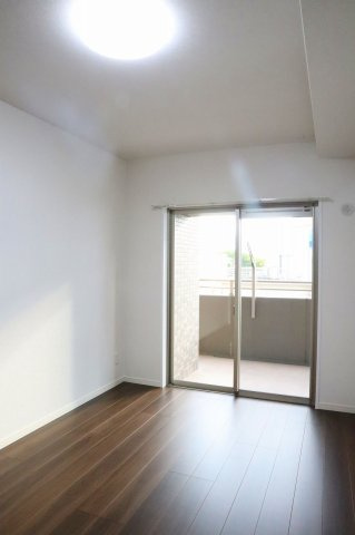 ロイヤルガーデン徳島駅西の洋室