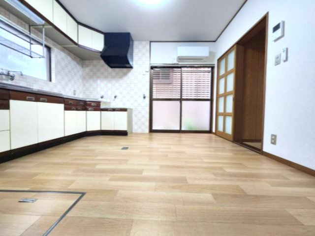 港区宝神町貸家の居間・リビング|こちらの居間で趣味の時間をお楽しみください