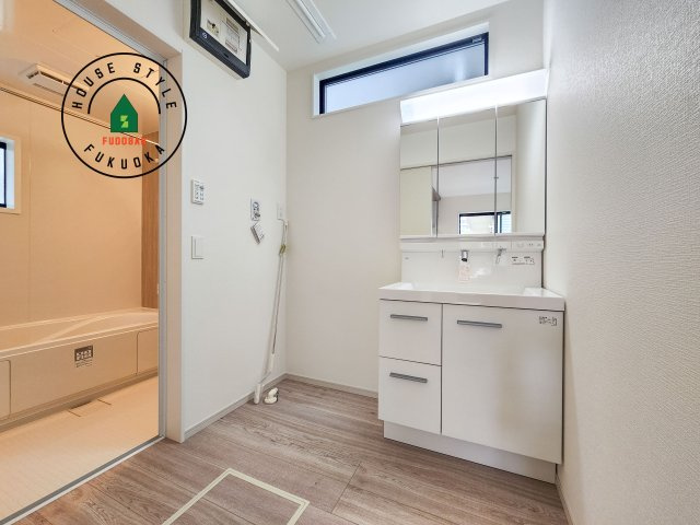 福岡市東区雁の巣1丁目第4-2棟（1号棟）の脱衣所|ゆとりの洗面スペースで朝の身支度もスムーズに。暮らしを快適に変えるシャワー付洗面台です！