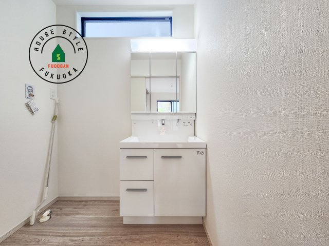 福岡市東区雁の巣1丁目第4-2棟（1号棟）の独立洗面台|毎日使うものだから清潔な空間を保ちたい水回り。洗面にはそんな願いを解消させてくれる収納アイデアが満載です。三面鏡の裏側にはキャビネットが現れ小物から背の高い物まで収納できます。