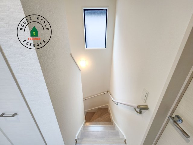 福岡市東区雁の巣1丁目第4-2棟（1号棟）の内装|階段からも明るい光が入ります。採光や通風も階段の重要な役割です。