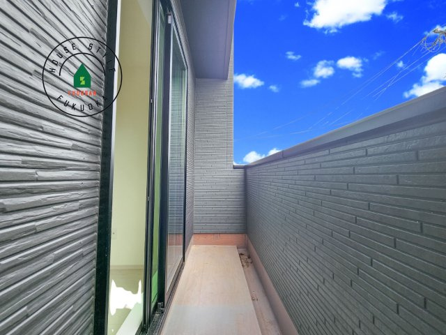 福岡市東区雁の巣1丁目第4-2棟（1号棟）のバルコニー|風をしっかりと感じられるバルコニーでは、毎日が洗濯日和です。広々としているので洗濯も楽しくなるでしょうし、気分転換にバルコニーからの眺めを楽しむのもいいでしょう。