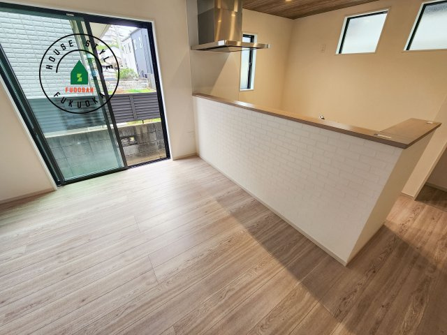 福岡市東区雁の巣1丁目第4-2棟（1号棟）のダイニング|キッチンから立ち込める香りが今日の料理を期待させます。