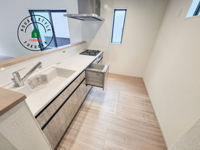 福岡市東区雁の巣1丁目第4-2棟（1号棟）のキッチン|ダイニングテーブルへの配膳がラクラク、お料理はかどるカウンター付きシステムキッチン！