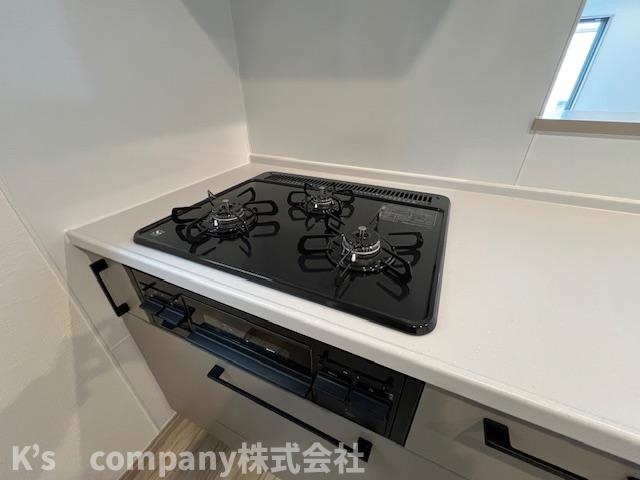 ◎茅ヶ崎市甘沼　新築戸建　4号棟のキッチン|同時進行ができる3口コンロ♪