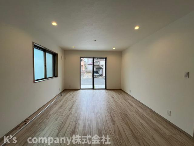 ◎茅ヶ崎市甘沼　新築戸建　4号棟の居間・リビング|全体を見わたせる対面式キッチン♪