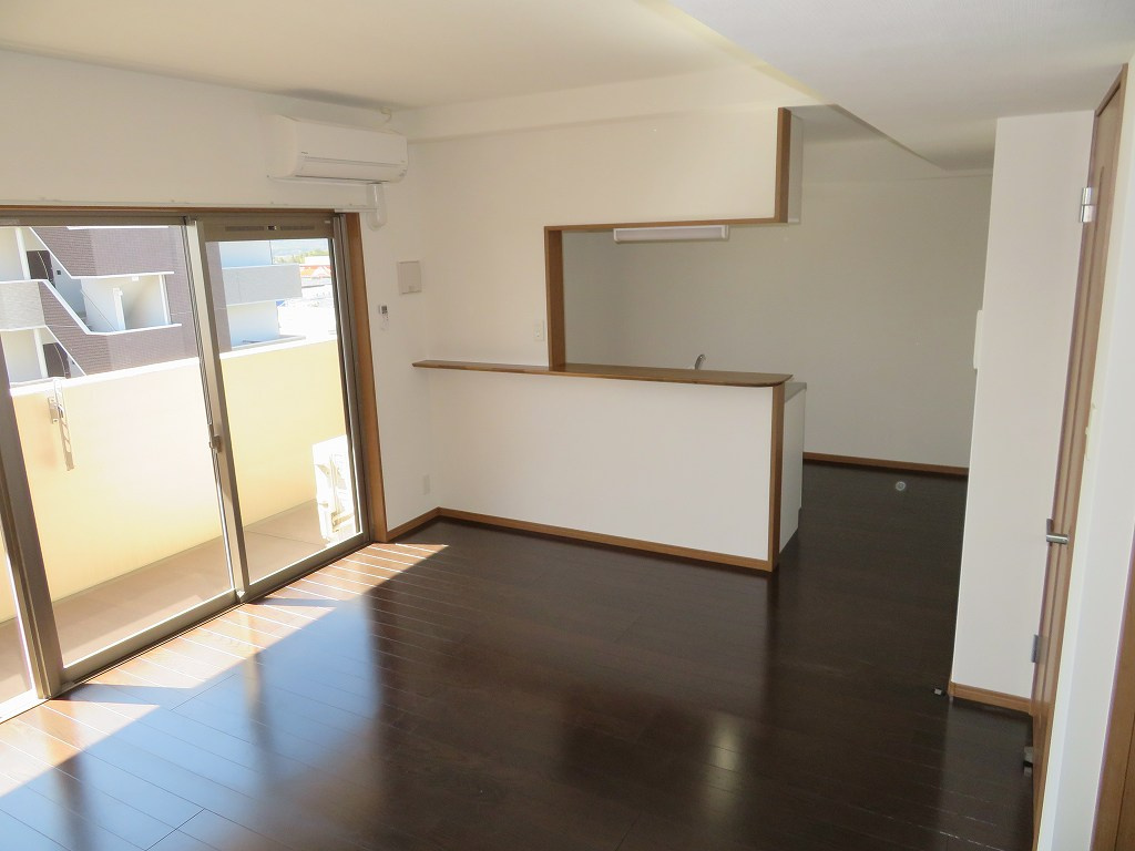 菊池郡菊陽町大字津久礼の賃貸マンションの居間・リビング