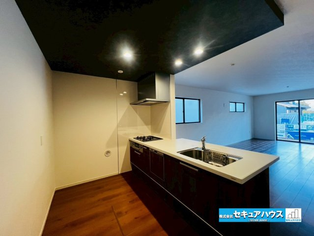 刈谷市野田町1期 全2棟のキッチン|【キッチン】
◆対面式キッチンの為、リビングで遊ぶお子様の様子やテレビを見ながら料理することができます。
◆折下天井でお洒落なキッチンに仕上がっています。充分な広さがあり、家族で並んで料理できます。