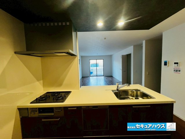 刈谷市野田町1期 全2棟のキッチン|【キッチン】
◆同時にたくさんの料理が調理できる3口コンロ。「焼く・蒸す・煮る」の工程を同時進行で進めることができるので、料理を素早く作ることができます。
◆食洗機付きの為洗い物の時短に繋がります♪　