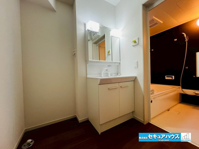 刈谷市野田町1期 全2棟の独立洗面台|【洗面台】
◆鏡の裏にはたっぷりと収納スペースを標準装備！
◆電源を付属しているのでドライヤーなど利用できます。
◆洗面台下にも収納スペースがあるため、洗剤やシャンプーのストックを入れられます。　　　