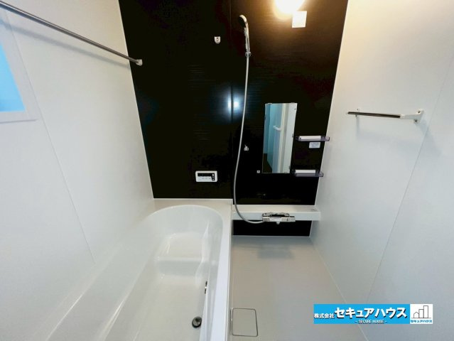 刈谷市野田町1期 全2棟の浴室|【浴室】
◆アクセントパネルで落ち着きのある雰囲気を演出します。毎日の疲れを癒やすバスタイムをお楽しみ下さい！
◆窓付きで、カビの繁殖を抑える効果があります。
◆追い炊き機能付きのオートバスです。　　