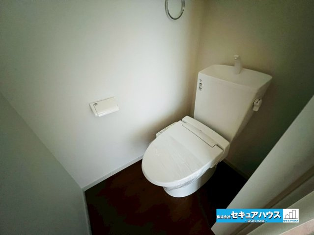 刈谷市野田町1期 全2棟のトイレ|【高機能トイレ】
◆高機能トイレの多くは便器のフタの開閉が自動であり、使用後に手動で水を流す面倒もなく非常に便利です。スタイリッシュな見た目で、お掃除しやすく、節水効果が高いです。　　　　　　　　　　