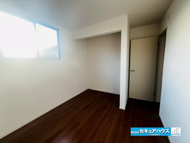 刈谷市野田町1期 全2棟の洋室|【洋室5帖】
◆家族一人ひとりの大切なプライベート空間。趣味に合わせて使って頂けるようシンプルに仕上げてあります。暮らし心地を大きく左右する収納を、適材適所に配置し使い勝手を考慮しました。　　　　　　