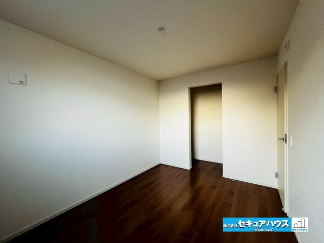 刈谷市野田町1期 全2棟の洋室|【洋室6帖】
◆お子様のお部屋や主寝室、来客時の宿泊室、趣味のお部屋としてもご利用いただけます♪
◆扉がないことにより通気性が高いです。また、奥行きが出るため広さを感じることができる設計です。　　　　