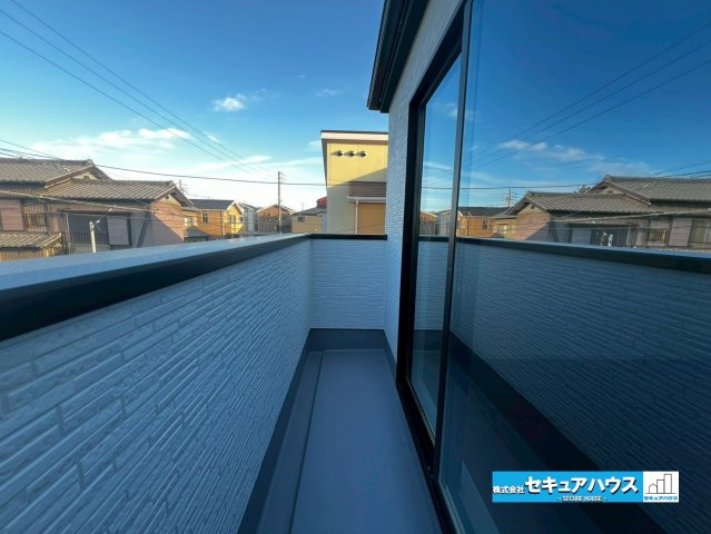 刈谷市野田町1期 全2棟のバルコニー|【バルコニー】
◆見晴らしもよく、太陽の温かな温もりをめいっぱい受け止めてくれます。
太陽の光と爽やかな風を受けたお洗濯物はあっという間に乾き、取りこむ時には太陽の匂いを感じられそうですね。　　　　　