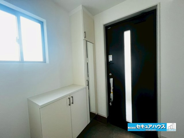 刈谷市野田町1期 全2棟の玄関|【玄関】
◆採光・通風に配慮された設計で毎日明るい空間をキープします。
◆玄関には、収納力のあるシューズボックスの他にシューズインクローゼットがございます。
◆ダブルロックキーで防犯面も安心です。　　