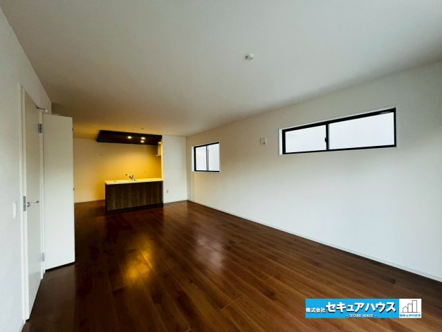 刈谷市野田町1期 全2棟の居間・リビング|【LDK20.2帖】
◆ブラウン×ホワイトの「温かみ」と「清潔感」が共存する、落ち着いた大人の癒し空間を演出したデザイン。ブラウンで落ち着きを、ホワイトで広さと明るさを出し、お洒落な雰囲気が魅力です。