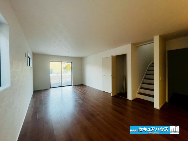 刈谷市野田町1期 全2棟の居間・リビング|【LDK】
◆日当たりが良く温かい広々リビングは家族の団らんスペースになります。
◆リビングイン階段のため、家族で顔を合わせる機会が必然的にでき、会話が生まれます。
◆収納付きのリビングです♪　　　　