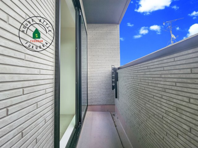 福岡市東区雁の巣1丁目第4-2棟（2号棟）のバルコニー|風をしっかりと感じられるバルコニーでは、毎日が洗濯日和です。広々としているので洗濯も楽しくなるでしょうし、気分転換にバルコニーからの眺めを楽しむのもいいでしょう。