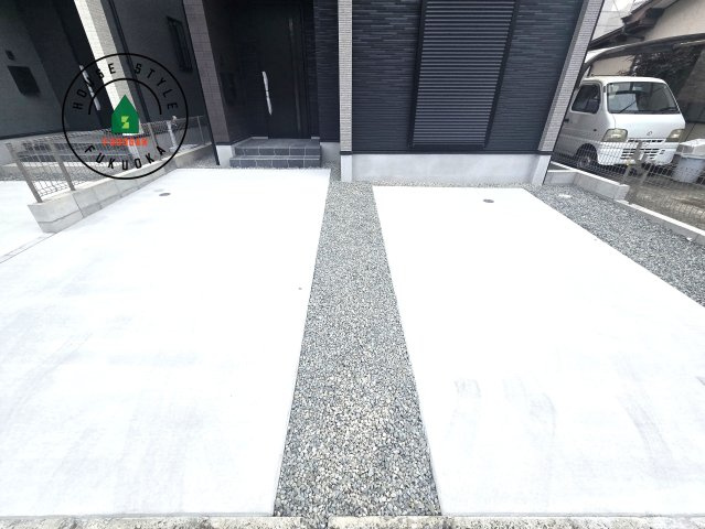 福岡市東区雁の巣1丁目第4-2棟（2号棟）の駐車場|広々した駐車場になります。3台並列駐車となります。