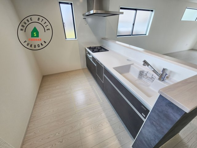 福岡市東区雁の巣1丁目第4-2棟（2号棟）のキッチン|ダイニングテーブルへの配膳がラクラク、お料理はかどるカウンター付きシステムキッチン！