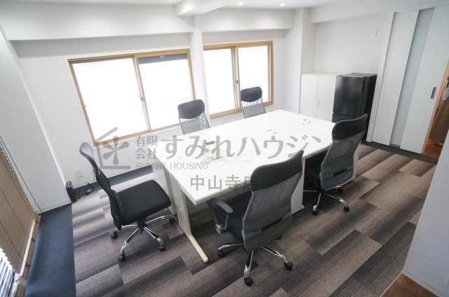 宝塚市泉町の事務所の居間・リビング