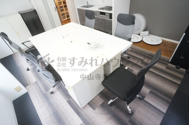 宝塚市泉町の事務所の居間・リビング