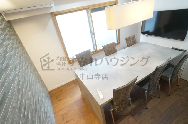 宝塚市泉町の事務所の洋室