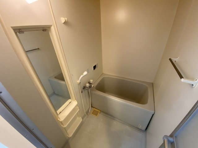 シンプルなユニットバスで機能的です