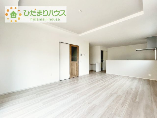 【居間・リビング】 | つくば市玉取1期　新築戸建　2号棟 | お子様が元気に遊べる広々としたリビングです！