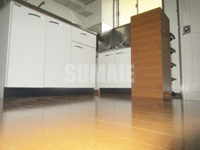 村上マンションの居間・リビング|キッチンがあるお部屋の様子です☆