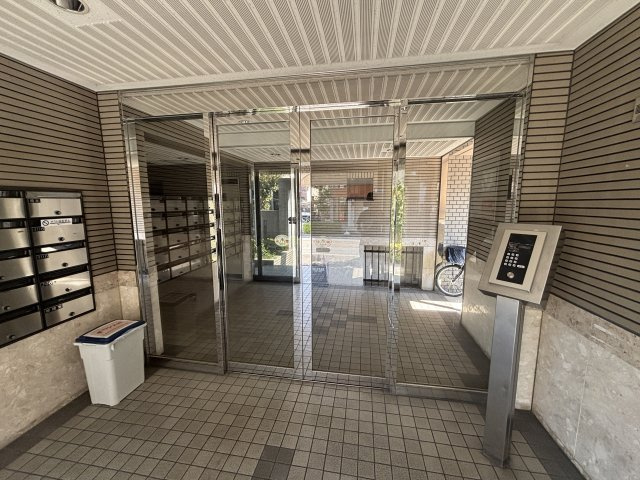 プレステージ市川Ⅱのエントランス