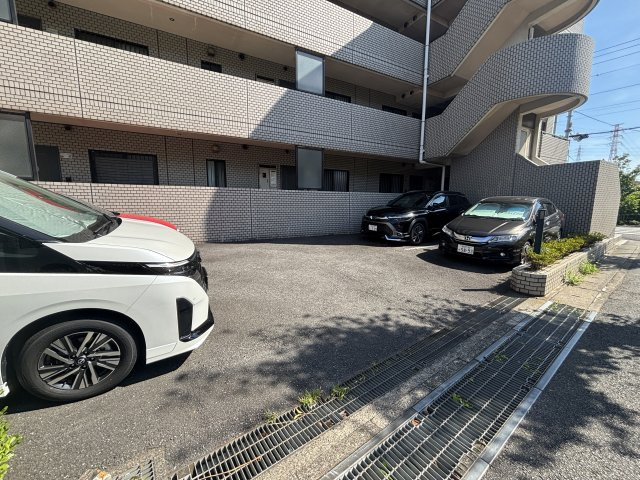 プレステージ市川Ⅱの駐車場