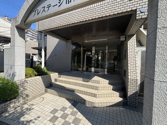 プレステージ市川Ⅱのエントランス