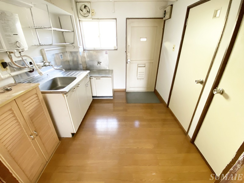 村上マンションの居間・リビング|キッチンスペースです☆