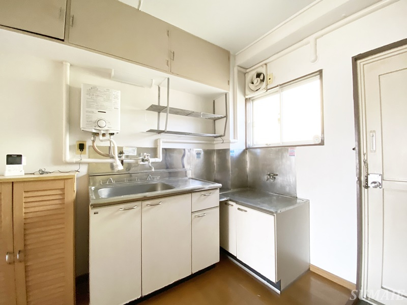 村上マンションの居間・リビング|キッチンがあるお部屋の様子です☆