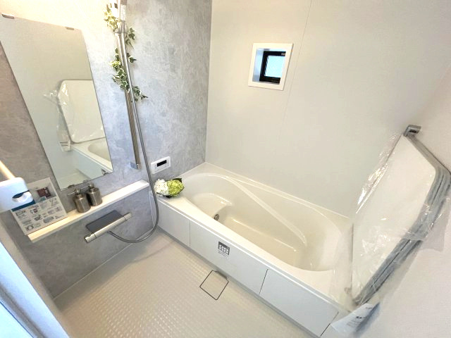 南区鶴田208①　新築戸建の独立洗面台|毎日の身だしなみを快適にする機能的な洗面化粧台です。明るい照明と清潔感のあるデザインで、朝の準備から一日の終りのリフレッシュタイムまで心地よくお使いいただけます。