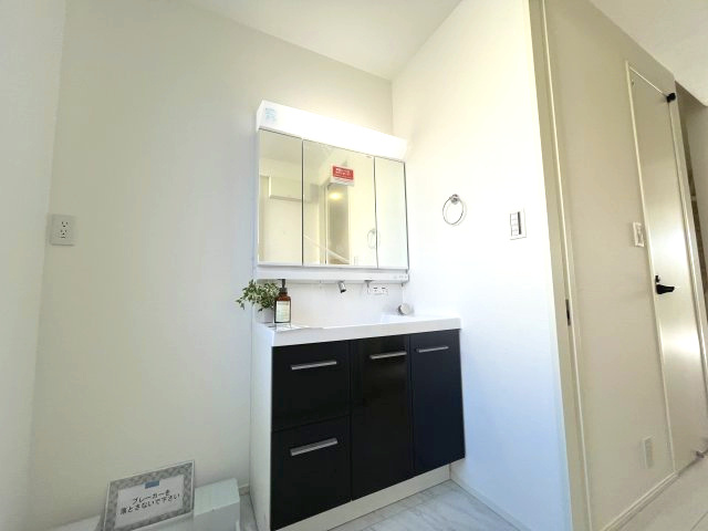 南区鶴田208①　新築戸建の独立洗面台|毎日の身だしなみを快適にする機能的な洗面化粧台です。明るい照明と清潔感のあるデザインで、朝の準備から一日の終りのリフレッシュタイムまで心地よくお使いいただけます。