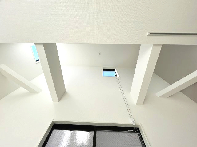 南区鶴田208①　新築戸建の洋室|4.3帖の洋室。
コンパクトなお部屋ですが窓や収納があるので快適に過ごせます。
