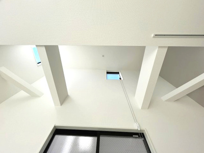 【その他】 | 南区鶴田208①　新築戸建 | リビングには上部の吹抜から暖かな陽射しが差し込み明るさを演出します。