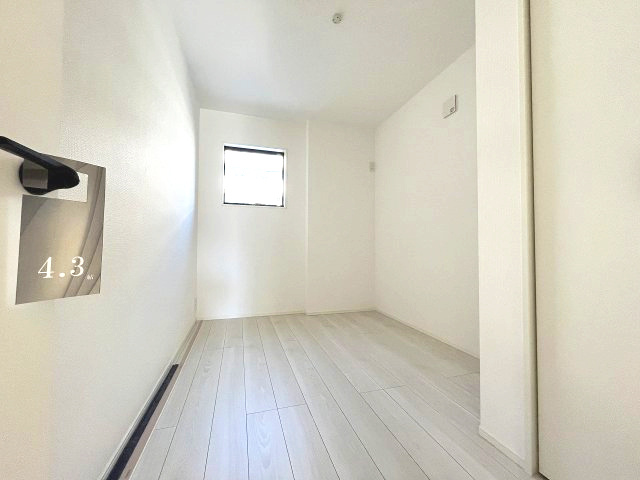 南区鶴田208①　新築戸建の洋室|4.3帖の洋室。
コンパクトなお部屋ですが窓や収納があるので快適に過ごせます。
