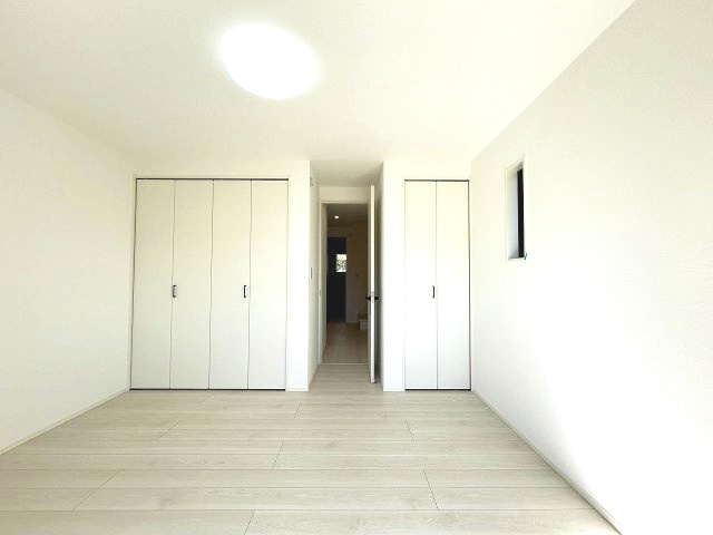 南区鶴田208①　新築戸建の洋室|窓からの自然光が心地よい明るく落ち着いた洋室。毎日の暮らしを快適にサポートします。