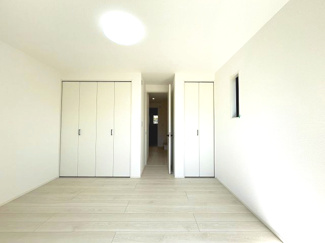 【その他】 | 南区鶴田208①　新築戸建 | 7.1帖のサービスルームは収納も完備されておりプライベートな空間としても活用できます！