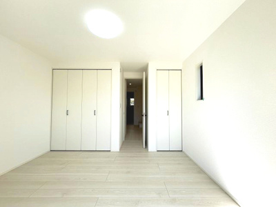 【その他】 | 南区鶴田208①　新築戸建 | 7.1帖のサービスルームは収納も完備されておりプライベートな空間としても活用できます！