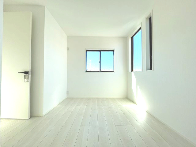 南区鶴田208①　新築戸建の洋室|シンプルな内装はお好みの家具を配置しやすくインテリアの可能性を広げます。収納力に優れたクローゼットを活用すれば趣味や仕事に集中できる落ち着いた空間づくりが可能です。