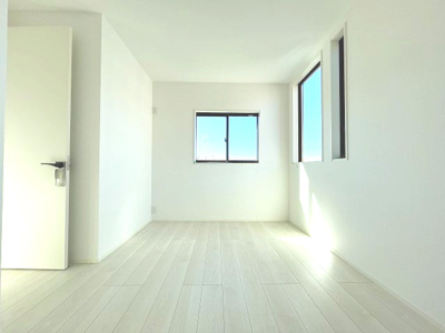 【洋室】 | 南区鶴田208①　新築戸建 | 窓からの自然光が心地よい明るく落ち着いた洋室。毎日の暮らしを快適にサポートします。