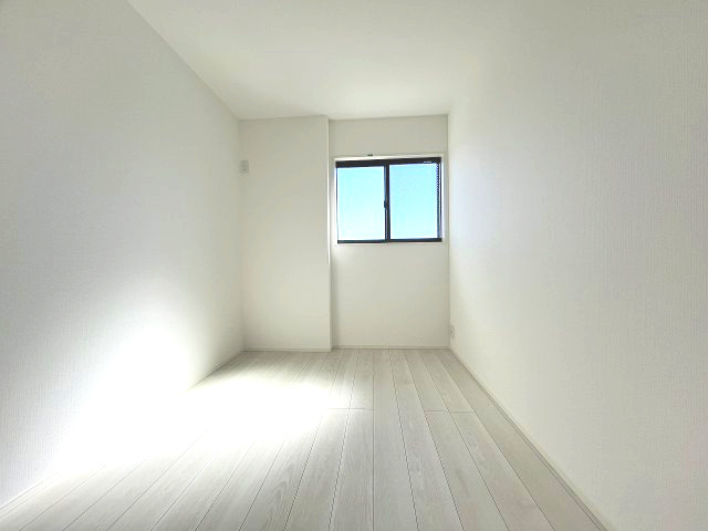 南区鶴田208①　新築戸建の洋室|シンプルな内装はお好みの家具を配置しやすくインテリアの可能性を広げます。収納力に優れたクローゼットを活用すれば趣味や仕事に集中できる落ち着いた空間づくりが可能です。