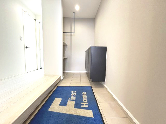 南区鶴田208①　新築戸建の玄関|広いスペースを確保した玄関は、ベビーカーやアウトドア用品などもゆとりをもって置くことができます。
おしゃれで温かみのあるデザインの玄関。
