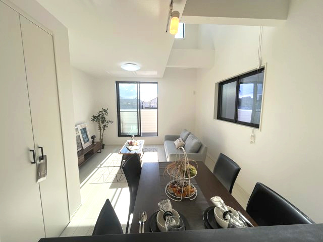 南区鶴田208①　新築戸建の居間・リビング|白い壁は光を反射し部屋を明るく見せます。どんな色とも合わせやすいのでインテリアのコーディネートの幅も広がります。